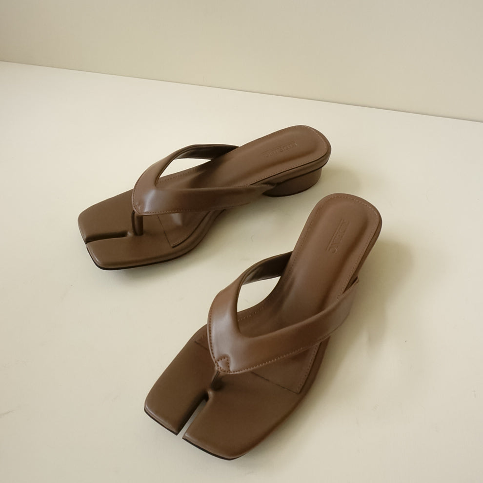 Huri Tabi Sandals