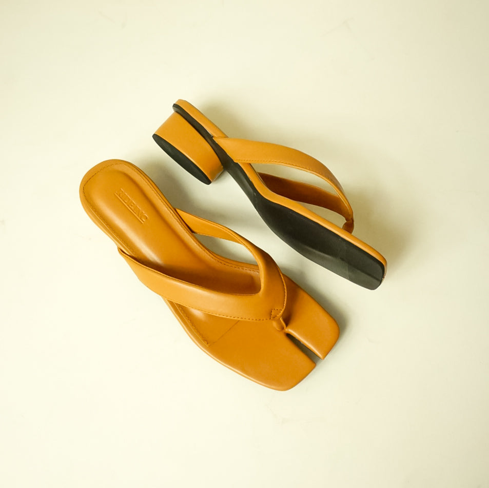 Huri Tabi Sandals